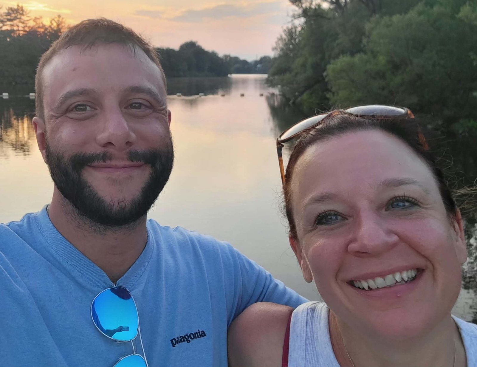Julie Masse et Marc-Olivier Bock au bord d’un lac